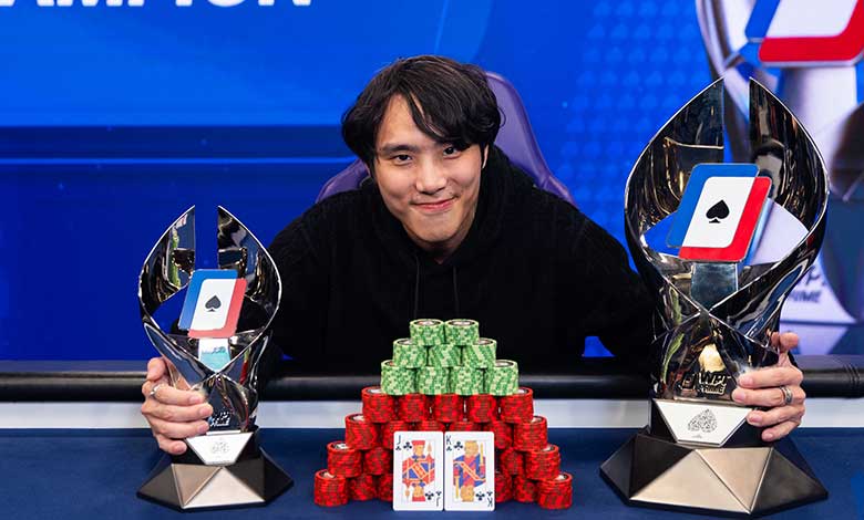 Jerald Sam sosteniendo sus copas con su mano ganadora colocada en frente suyo