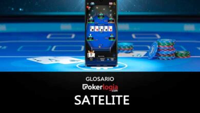 celular mostrando app de poker en linea